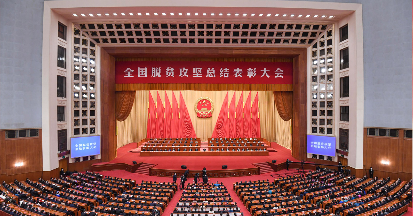 2021年2月25日，，，，，天下脱贫攻坚总结表扬大会在北京人民大礼堂盛大举行，，，，，ob欧宝电竞股份荣获“天下脱贫攻坚先进整体”称呼，，，，，温志芬董事长代表公司进京接受表扬。。。。.jpg